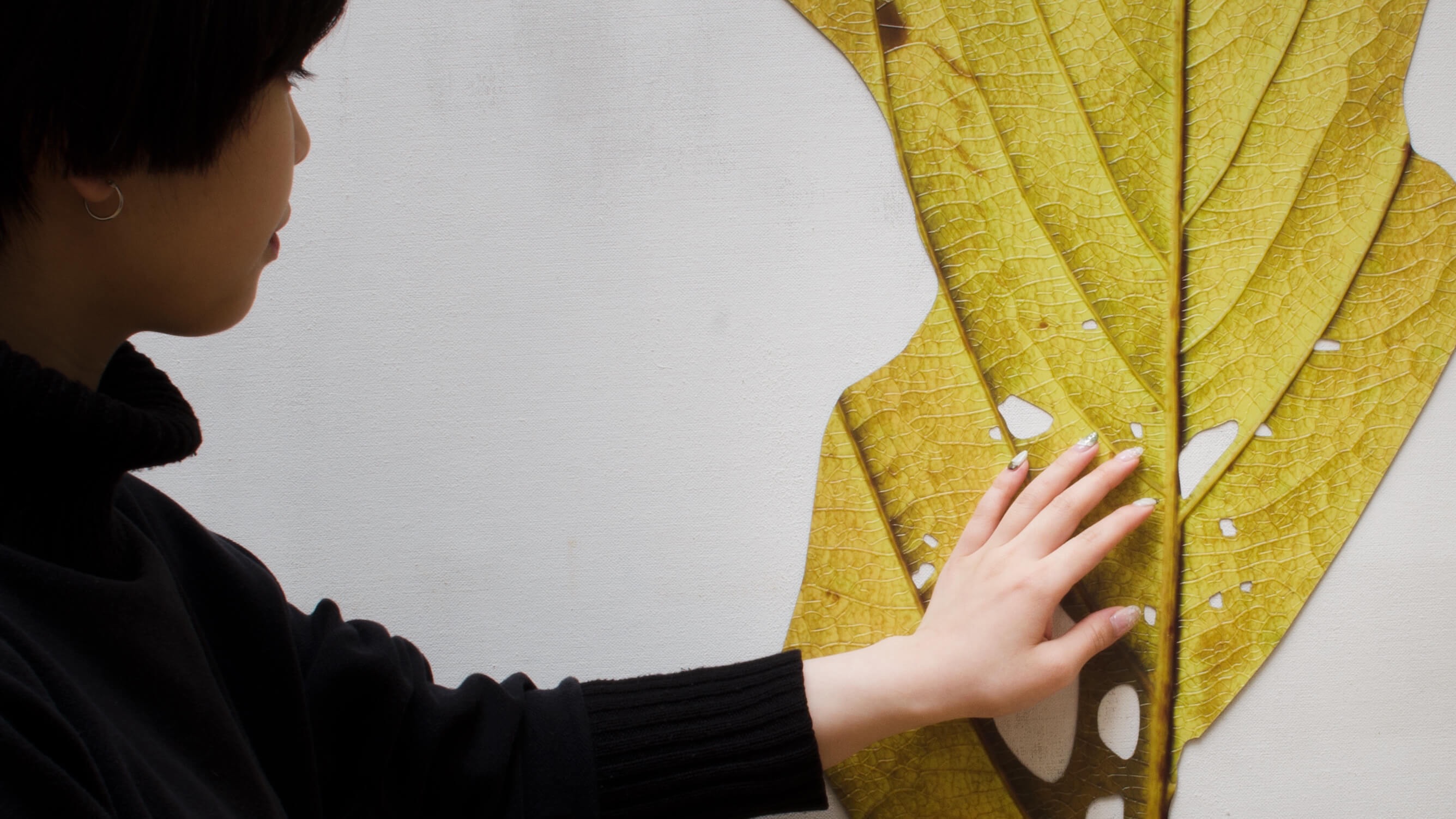 4features、この巨大な葉は、日鉄日新製鋼株式会社様の開発品「高意匠インクジェット印刷鋼板」を用いたオブジェであり、 インクジェット印刷鋼板にレーザーカット加工を行うことで製作されています。